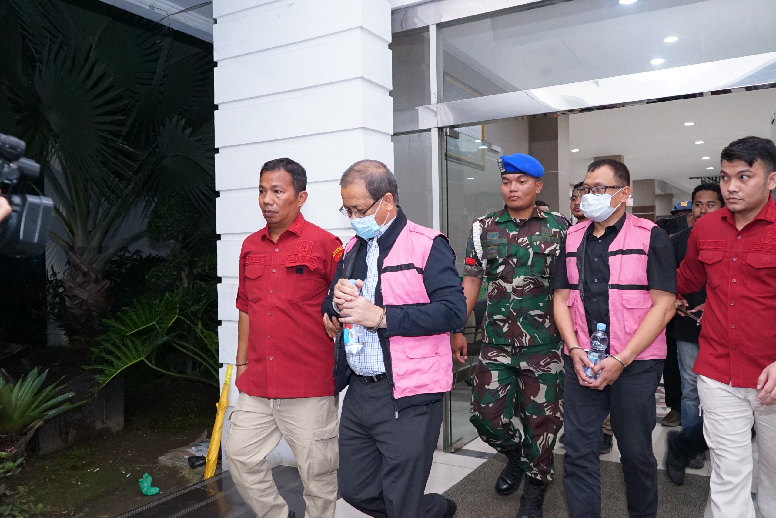 Dua mantan pejabat PT Inalum ditahan kejaksaan terkait dugaan korupsi penjualan aluminium aloy, Rabu (17/12/2025) malam. (Agusman/Sumut Pos)