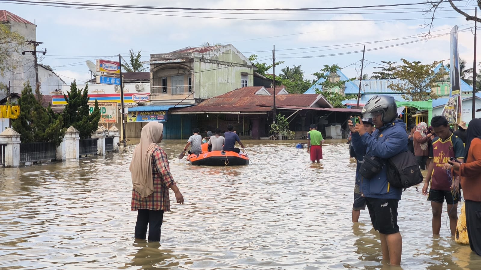 Kondisi air yang masih belum surut di Kecamatan Tanjungpura pada awal Desember 2025 kemarin. (Dokumen Teddy Akbari/Sumut Pos)