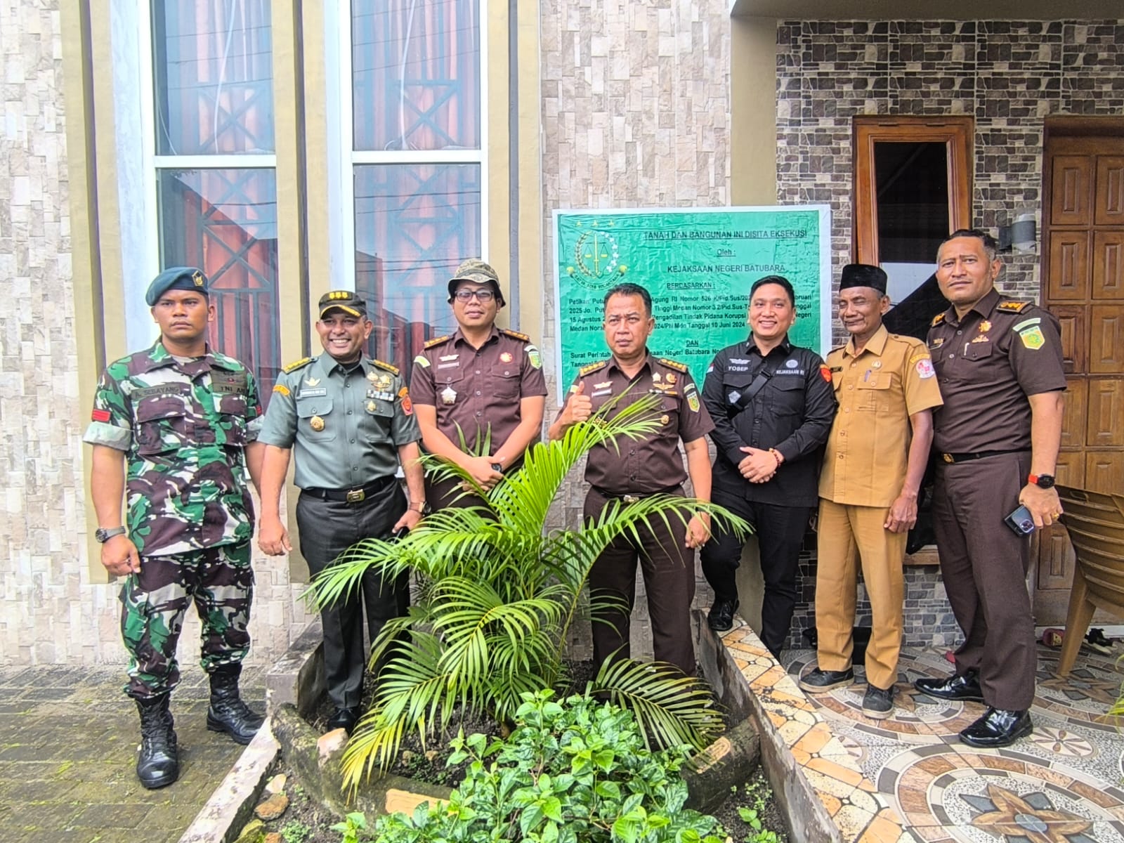 Tim Sita Koneksitas Pidmil Kejati Sumut, melakukan penyitaan terhadap dua bidang tanah beserta bangunan milik terpidana kasus korupsi. (Ist)