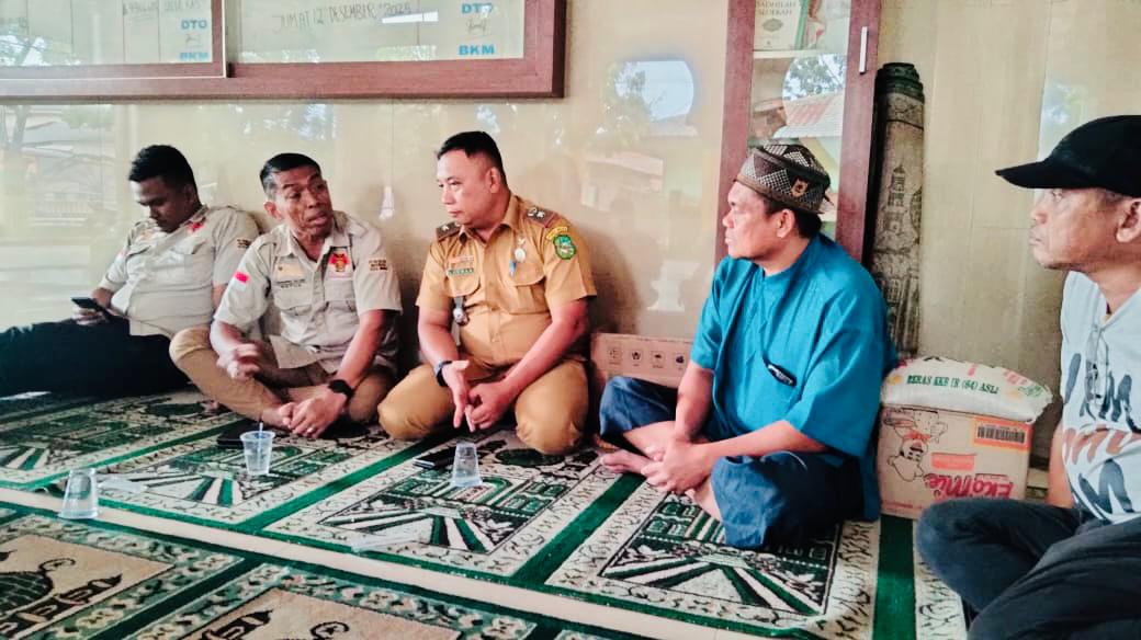 Ketua DPC MAI Kota Medan, Suwarno didampingi Sekretaris, Zullifkar dan sejumlah pengurus menemui korban banjir yang mengungsi di masjid. (ISTIMEWA/SUMUT POS)