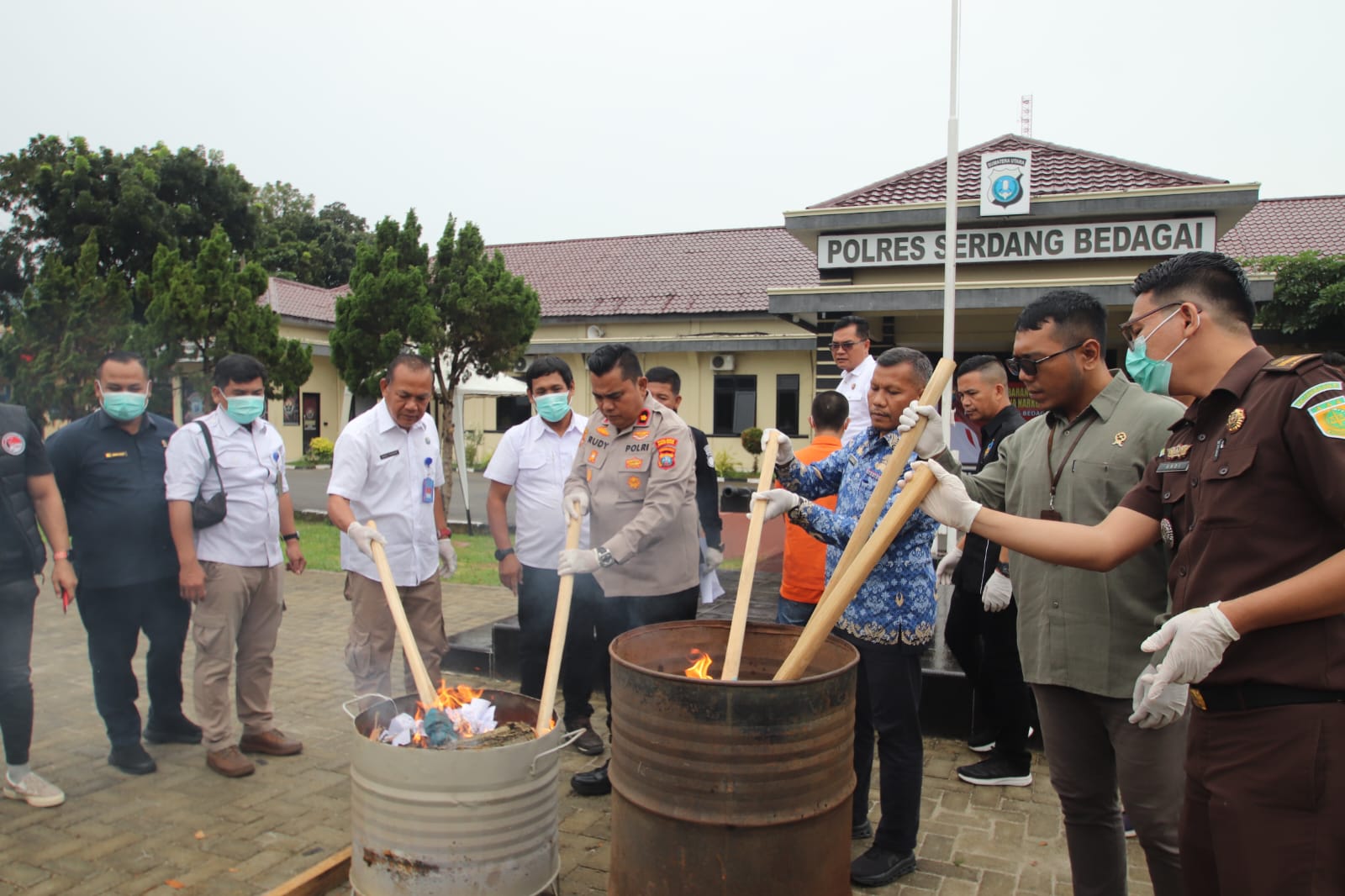 Pemusnahan barang bukti ganja seberat 23,5 kilogram di Mapolres  Serdang Bedagai sebagai komitmen pemberantasan narkotika.( Humas Polres Sergai/ Sumut Pos )