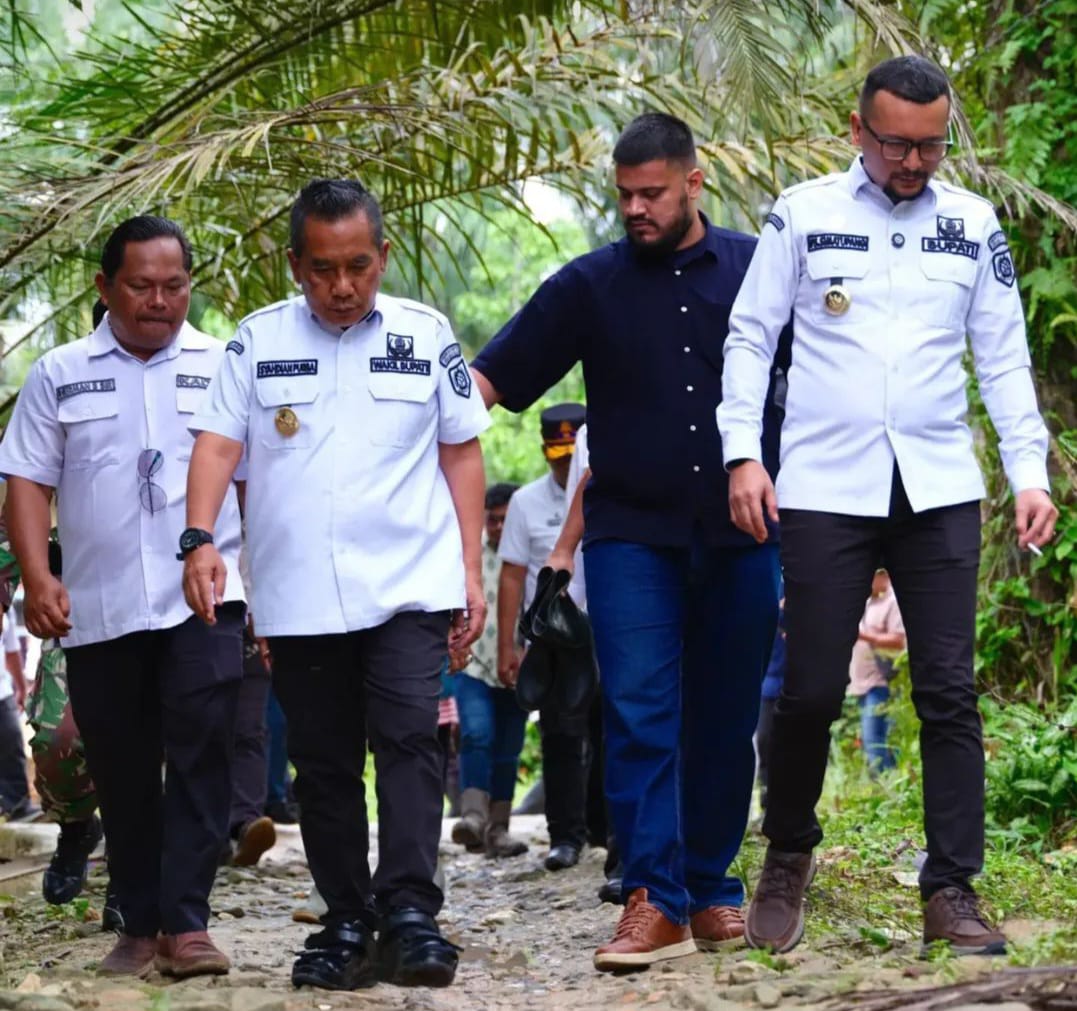 Bupati Labusel Fery Sahputra Simatupang bersama Wakil Bupati Syahdian Purba Siboro meninjau lokasi rawan banjir. (KHAIRUDDIN/SUMUT POS)