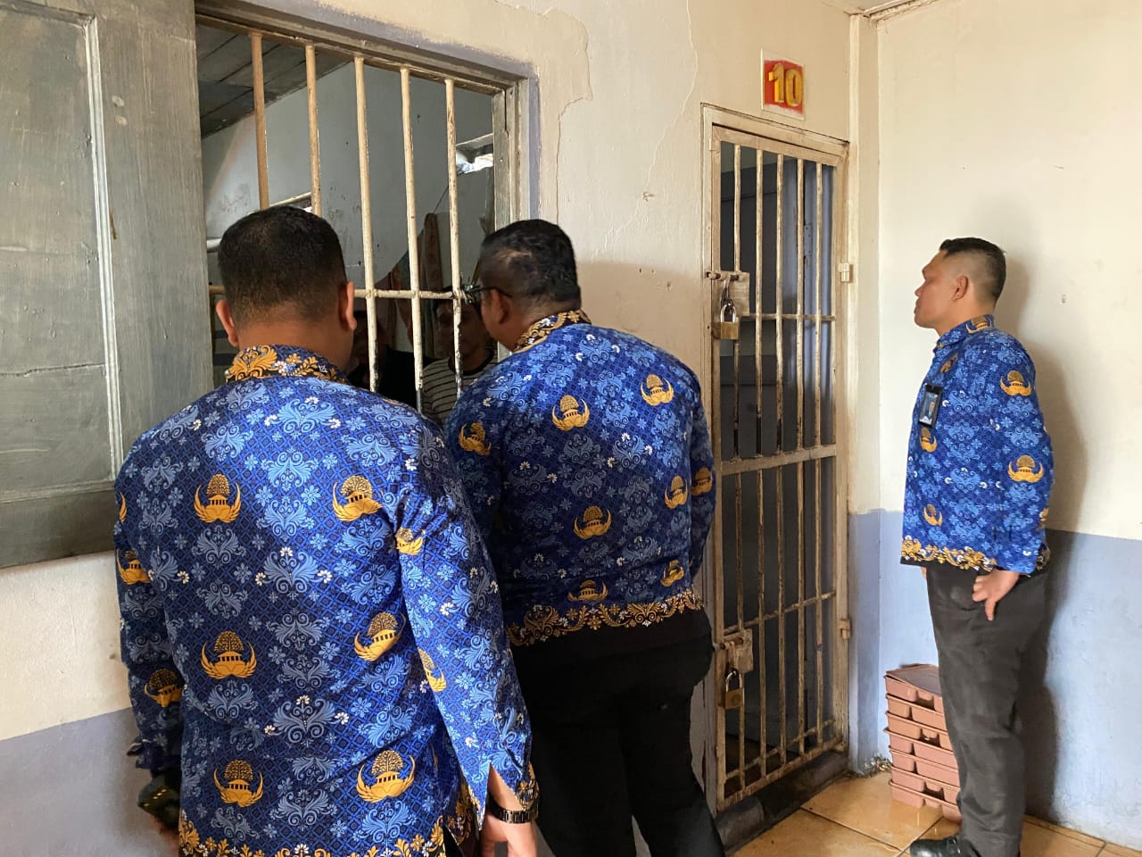 Karutan Kelas IIB Sidikalang, Loviga F Sembiring didampingi Ka. KPR, Brema Barus serta jajaran menyapa WBP memastikan keamanan dan menampung aspirasi, Rabu (17/12/2025).(istimewa/ Sumut Pos).