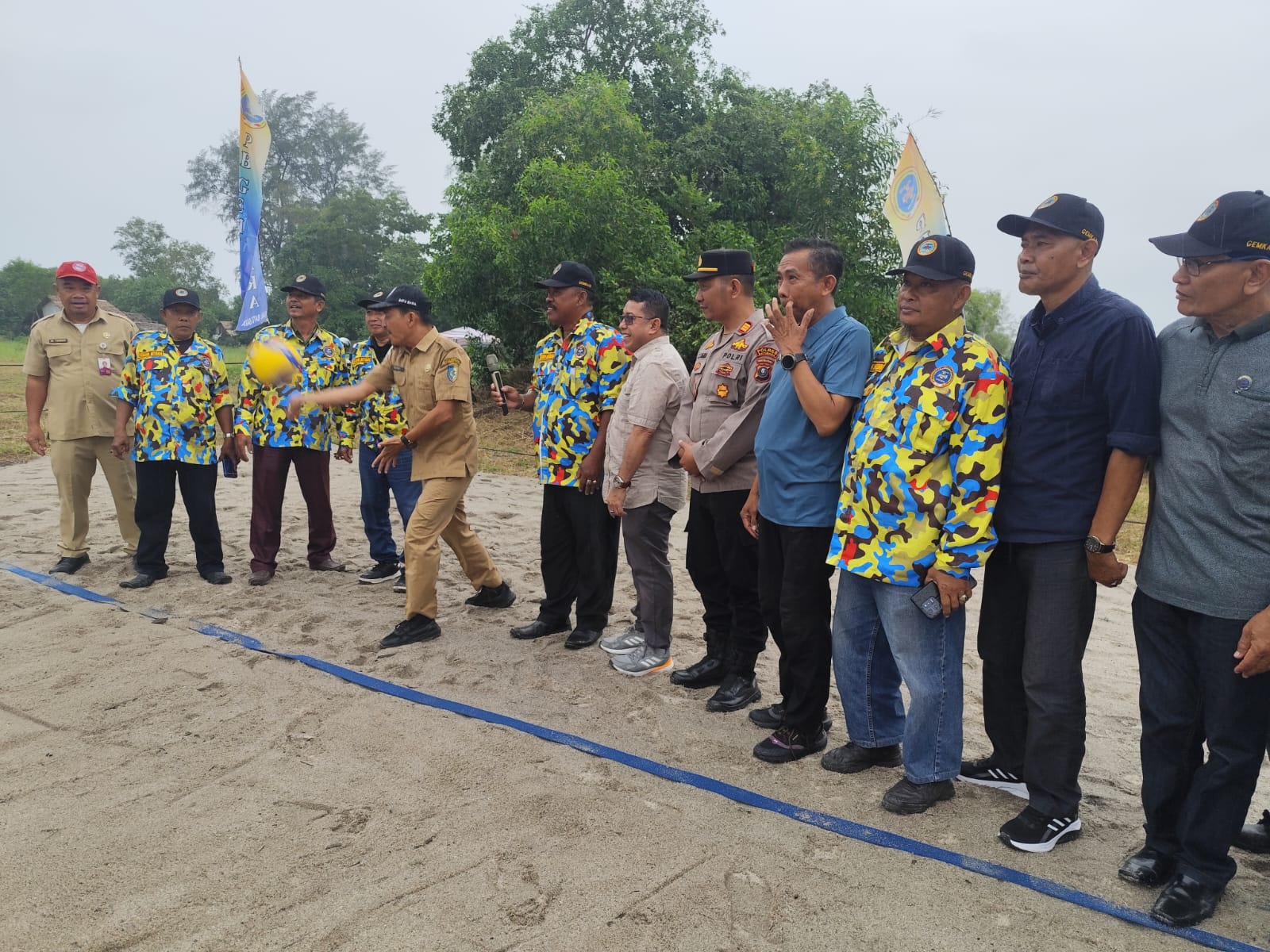Bupati Batubara Baharuddin Siagian, buka  turnamen Voly Pantai Gemkara cup 2025, di Pantai Sejarah, Kec. Limapuluh Pesisir, Selasa (16/12). (Komimfo Batubara/Sumut Pos)