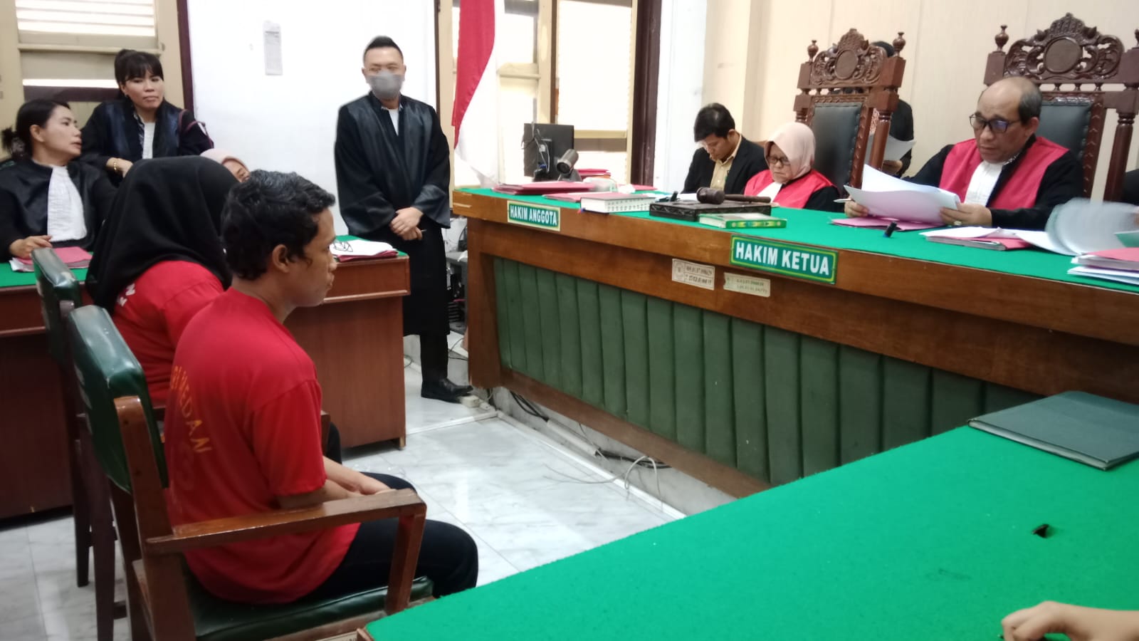Abang dan Adik terdakwa pembuang mayat bayi via ojol, menjalani sidang putusan di PN Medan, Kamis (18/12) sore.(Agusman/Sumut Pos)