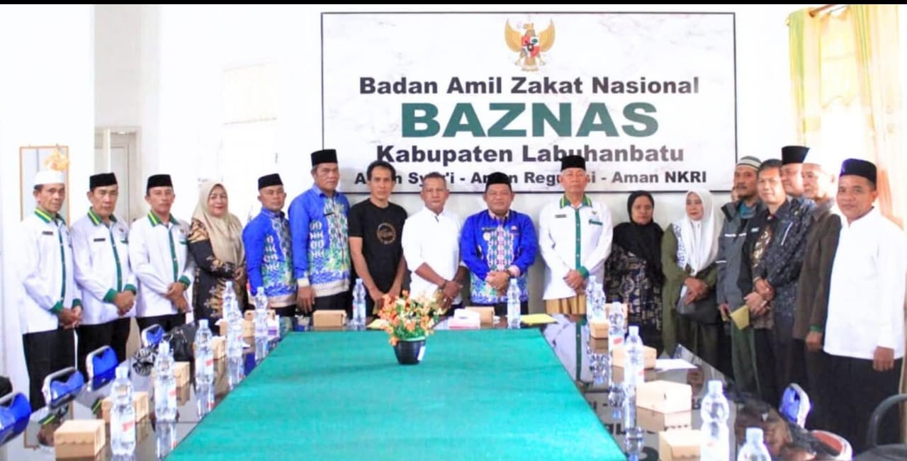 Wakil Bupati Labuhanbatu menyalurkan tiga jenis bantuan dari Badan Amil Zakat Nasional (BAZNAS) Kabupaten Labuhanbatu kepada masyarakat (Fajar/Sumut Pos)
