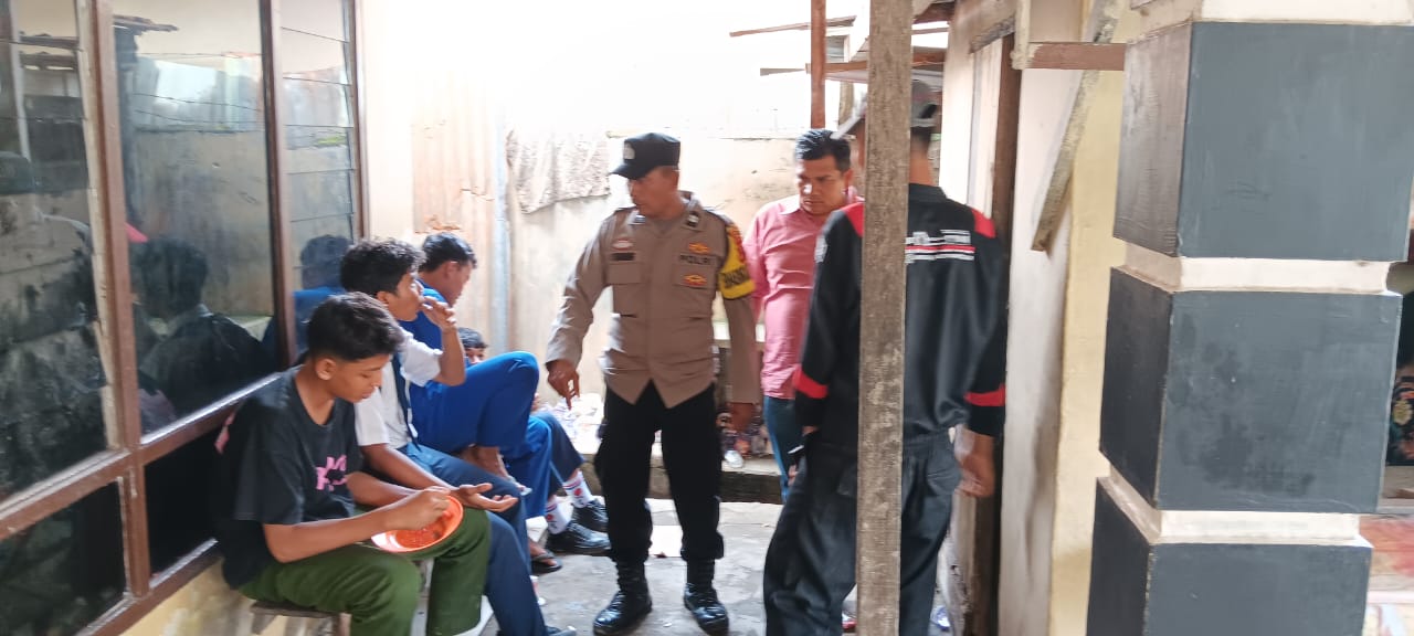 Personel Polsek Kotapinang membubarkan siswa yang berkumpul di jam belajar-mengajar. (KHAIRUDDIN/SUMUT POS)