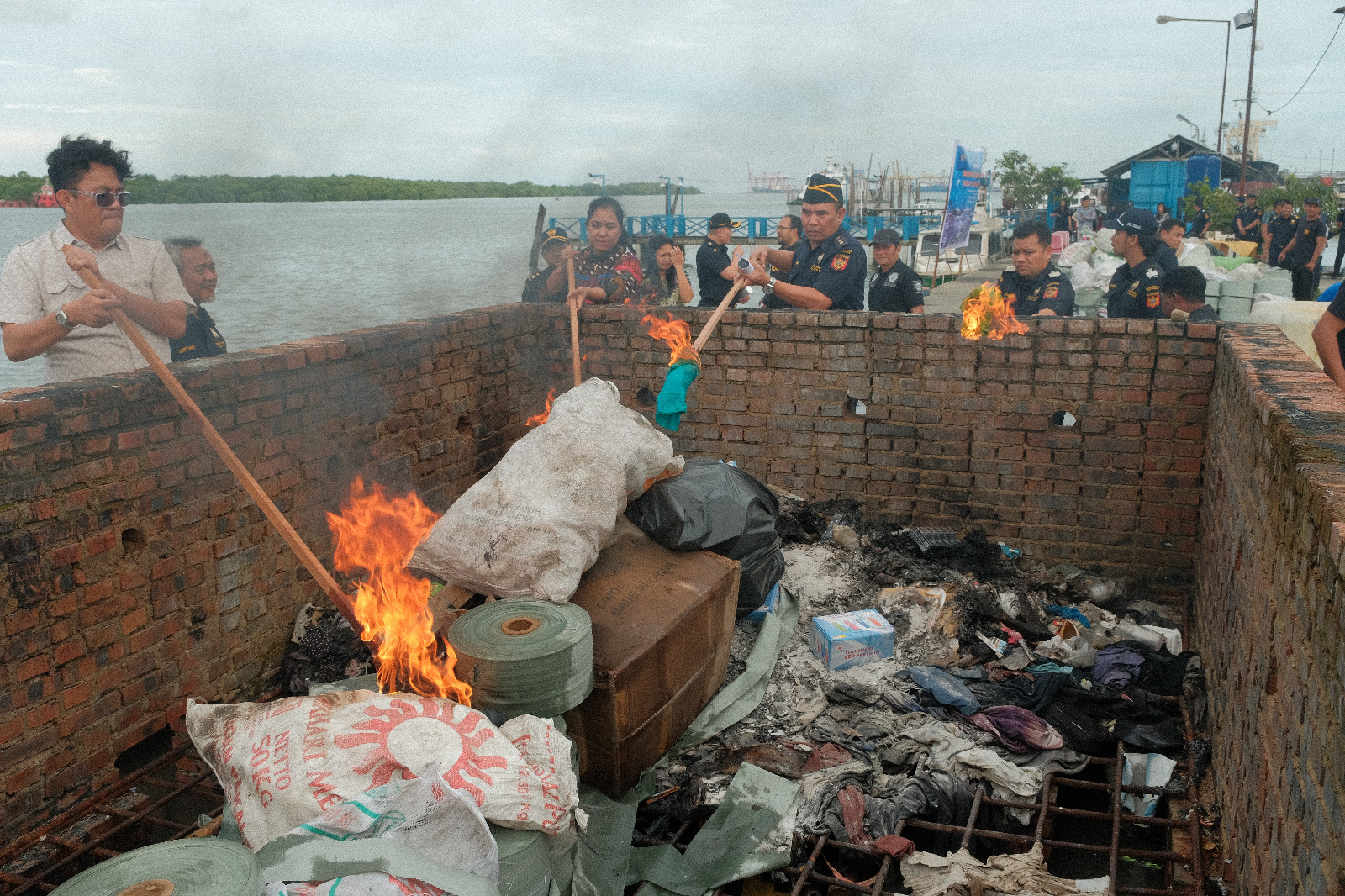Bea Cukai Belawan melaksanakan pemusnahan Barang yang Menjadi Milik Negara (BMMN) hasil penindakan kepabeanan. (ISTIMEWA/SUMUT POS)