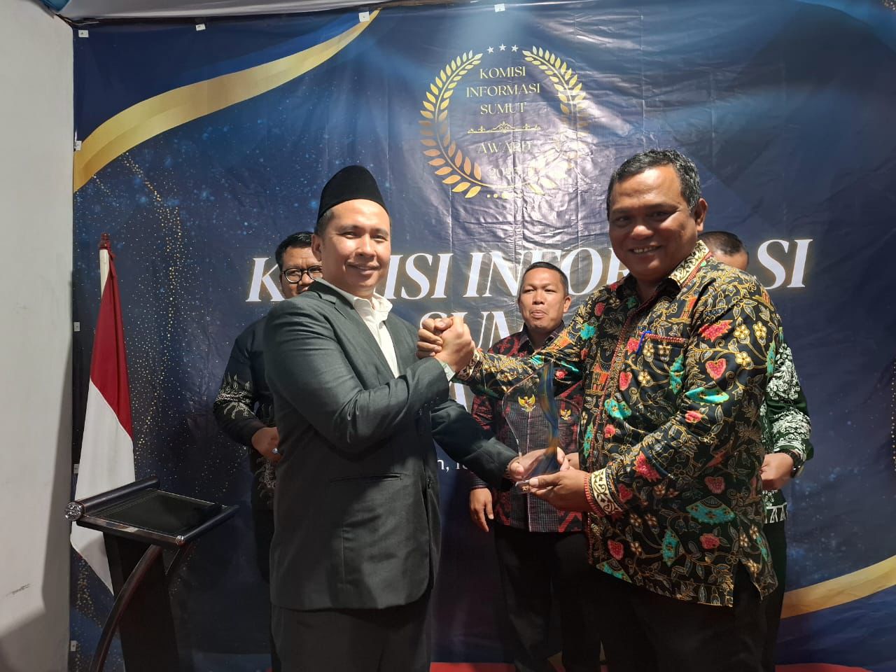 Kadis Kominfo Siantar Johannes Sembiring (kanan) menerima piagam penghargaan.(PRA EVASI/SUMUT POS)