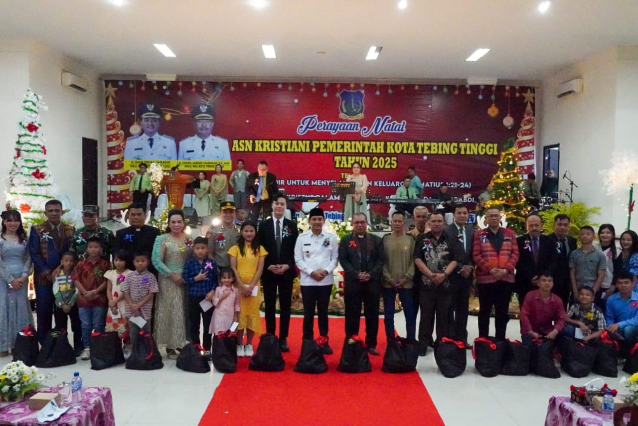 Wali Kota Tebing Tinggi Iman Irdian Saragih, unsur Forkopimda, pimpinan OPD, tokoh agama, serta ASN Kristiani berfoto bersama usai Perayaan Natal ASN. (Azanuari Purba/Sumutpos)