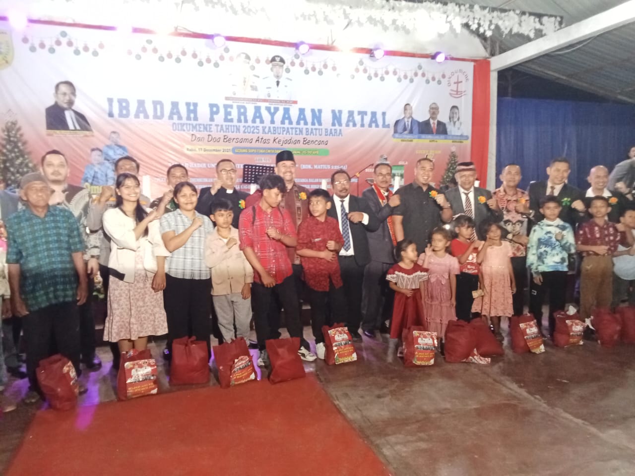 Pdt.Rekson Mangapul Hutahean, MTh Bupati Batubara H Baharuddin Siagian SH Msi dan Wakil Syafrizal MAp foto bersama usai serahkan secara simbolik bingkisan natal. (LIBERTY/SUMUT POS)