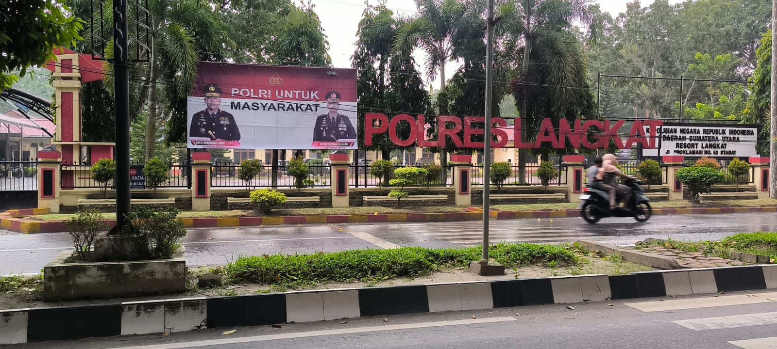Pengendara motor saat melintas di depan Markas Komando Polres Langkat, Stabat. (Teddy Akbari/Sumut Pos)