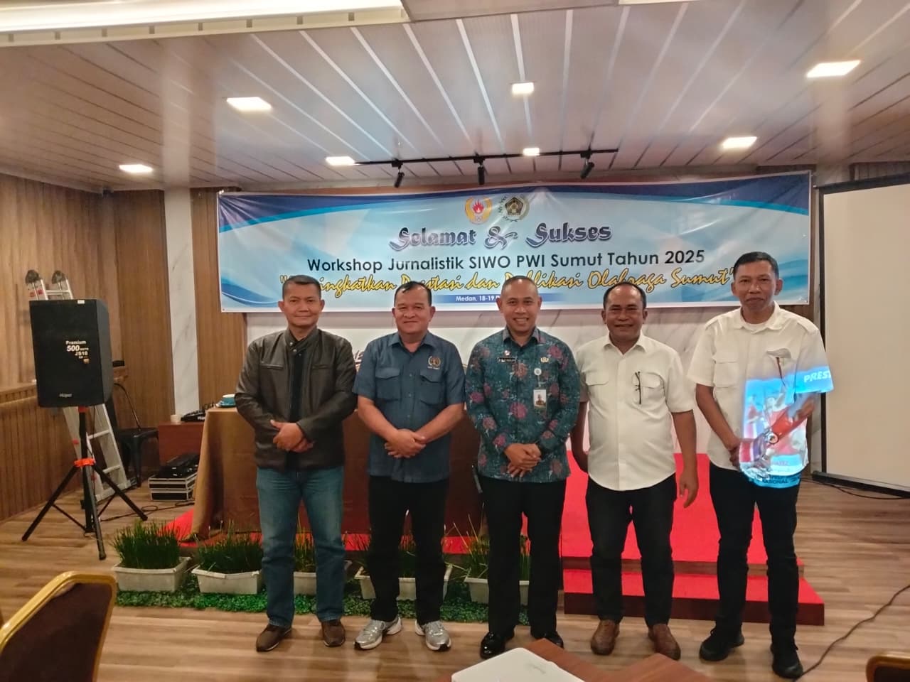 Kadispora Sumut Mahfullah P Daulay dan Anggota DKP PWI Pusat M Syahrir bersama pengurus SIWO PWI Sumut usai menjadi narasumber pada Workshop Jurnalistik 2025. (Dok SIWO Sumut)