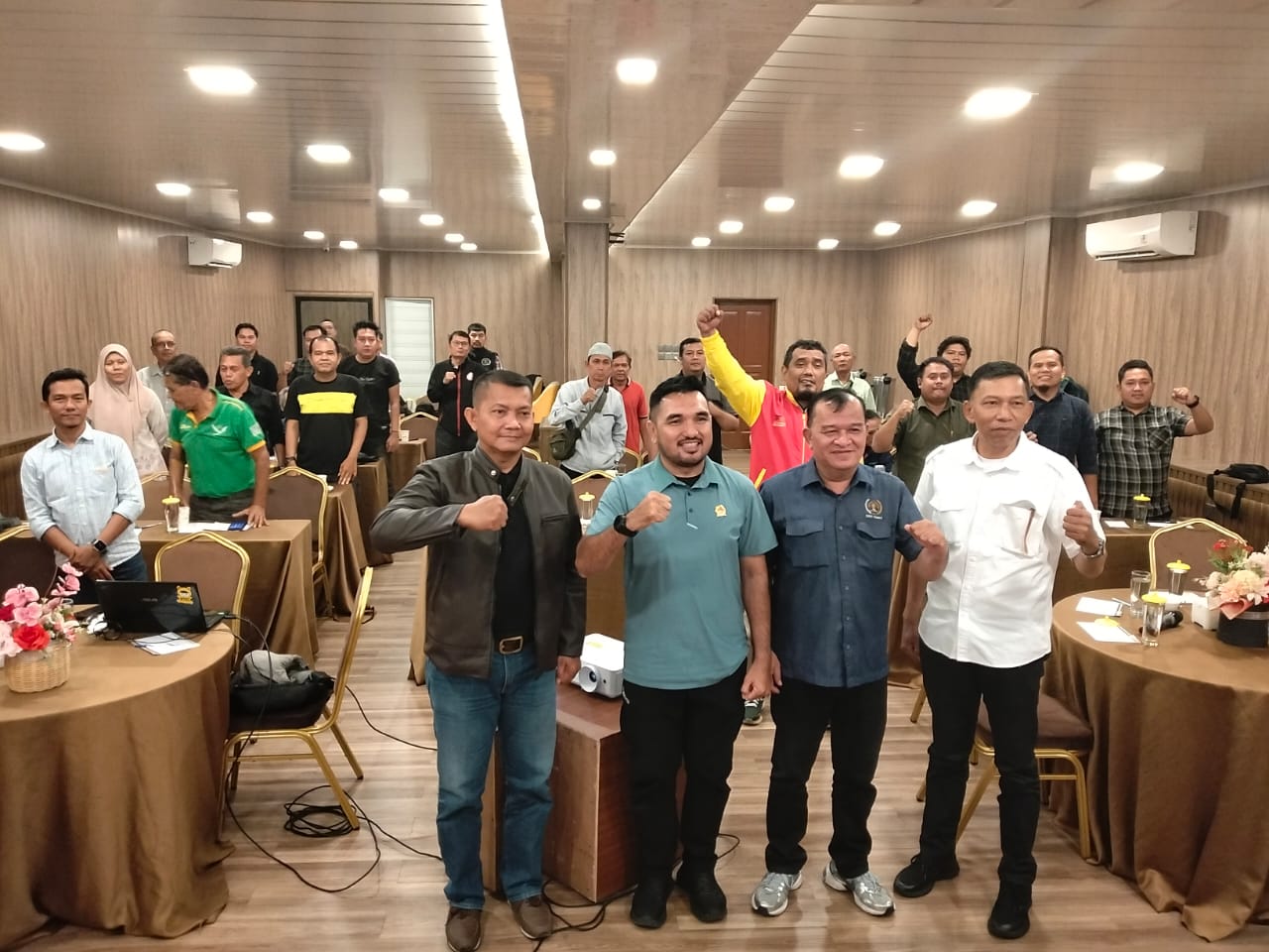 Wakil Ketua Bidang Pendidikan dan Penataran KONI Sumut Ahmad Zulyaden dan pengurus SIWO Sumut bersama peserta Workshop Jurnalistik 2025. (Dok Pribadi)