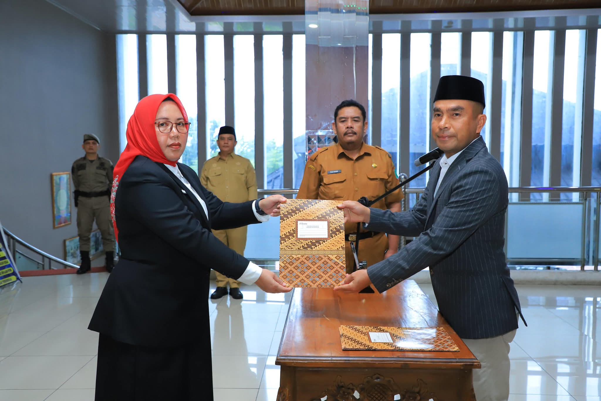 Dra.Susi Asmarani,M.Si, dilantik sebagai  Sekda Labura. (Asri Tarigan/Sumutpos )