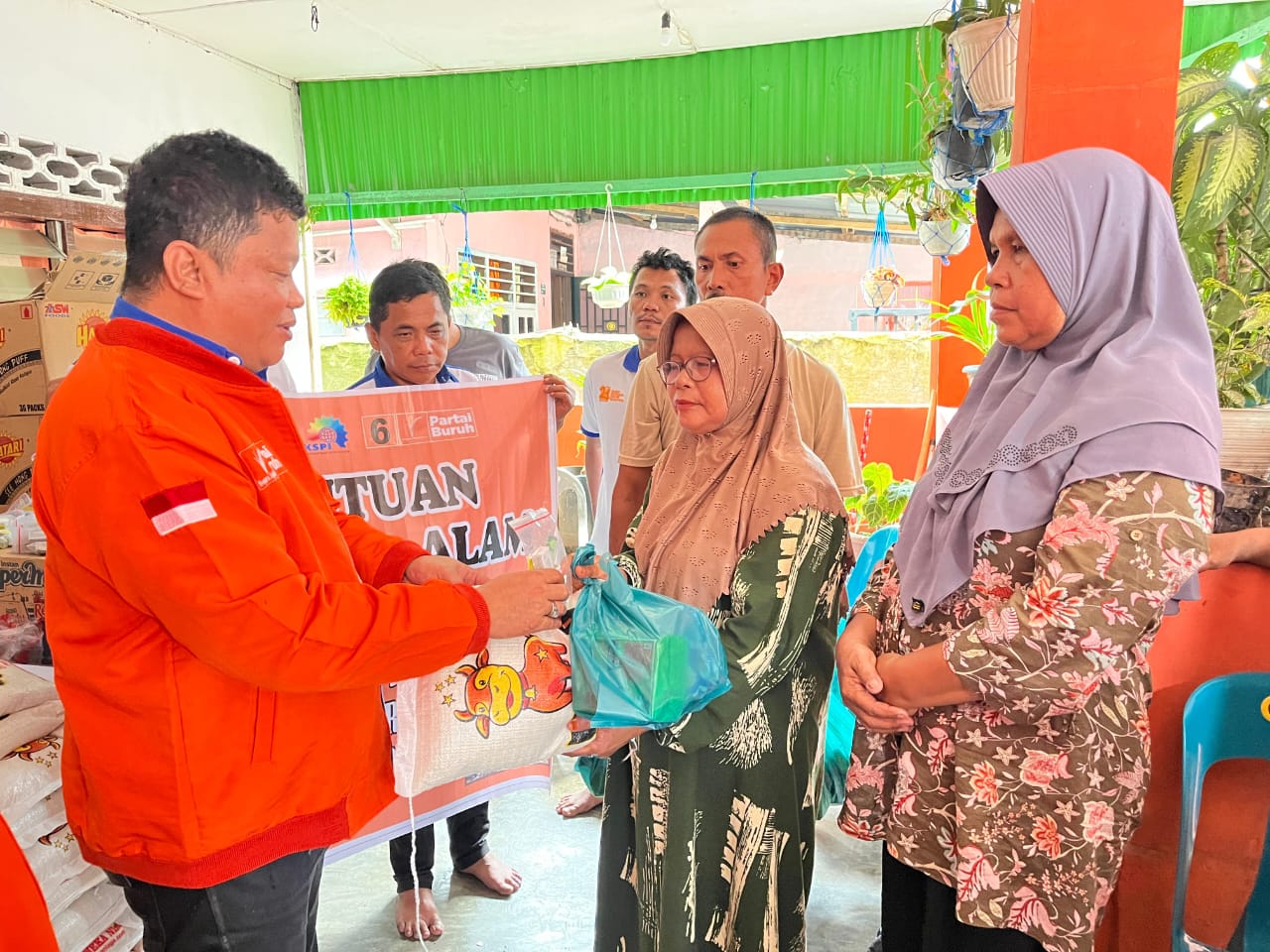 Ketua Partai Buruh sekaligus Ketua DPW FSPMI Sumut Sumut, Willy Agus Utomo saat memberikan bantuan kepada warga terdampak bencana, di Tapteng dan Sibolga. (Sumut Pos/Dokumen Pribadi)