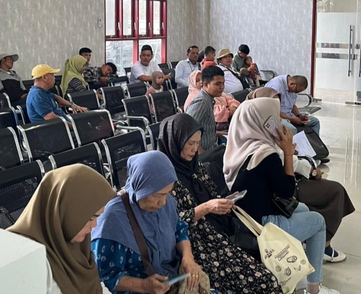 Suasana Masyarakat saat mengurus paspor di Kantor Imigrasi Kelas II TPI Belawan. (Dokumentasi/Sumut Pos)