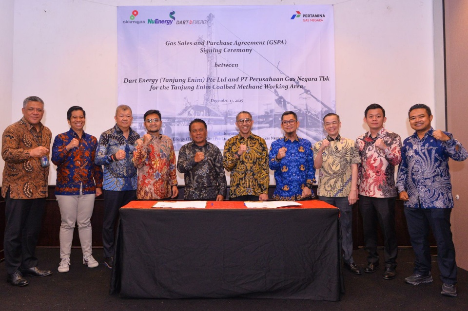 TANDA TANGAN: Manajemen PGN dan Dart Energy melakukan tanda tangan kerja sama. (Dok: PGN)