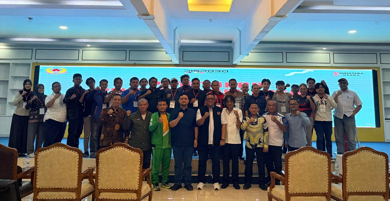 Wakil Ketua Umum I KONI Sumut Bambang Kencono Wahono, Kabid PPO Disporasu Budi Syahputra, Ketua Pengprov GABSI Sumut Novan Efendy Siregar dan lainnya bersama peserta Penataran Pelatih Bridge Dasar.