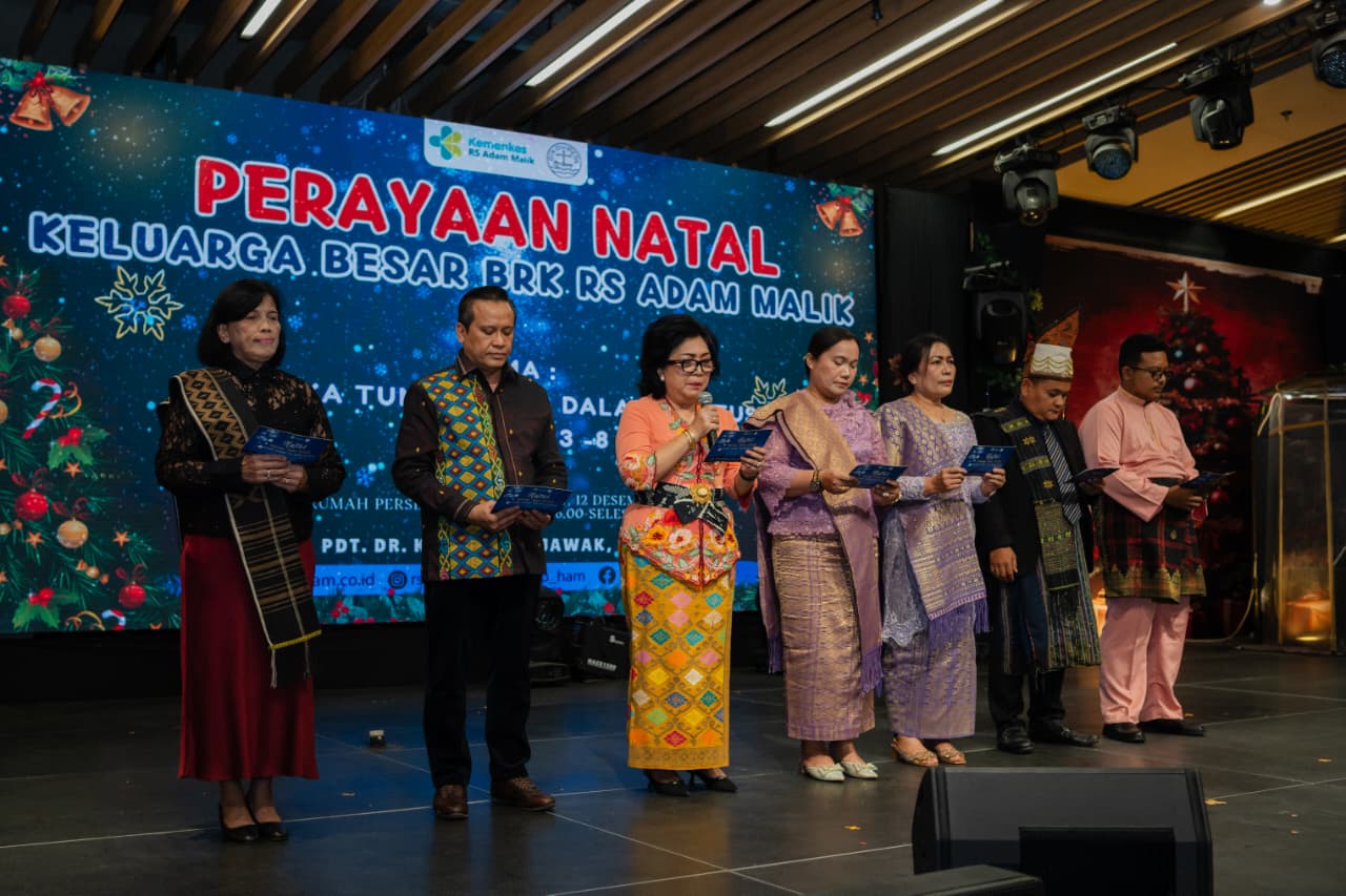 Sejumlah pegawai BRK RS Adam Malik Medan membacakan liturgi dengan pakaian lengkap antar etnis.