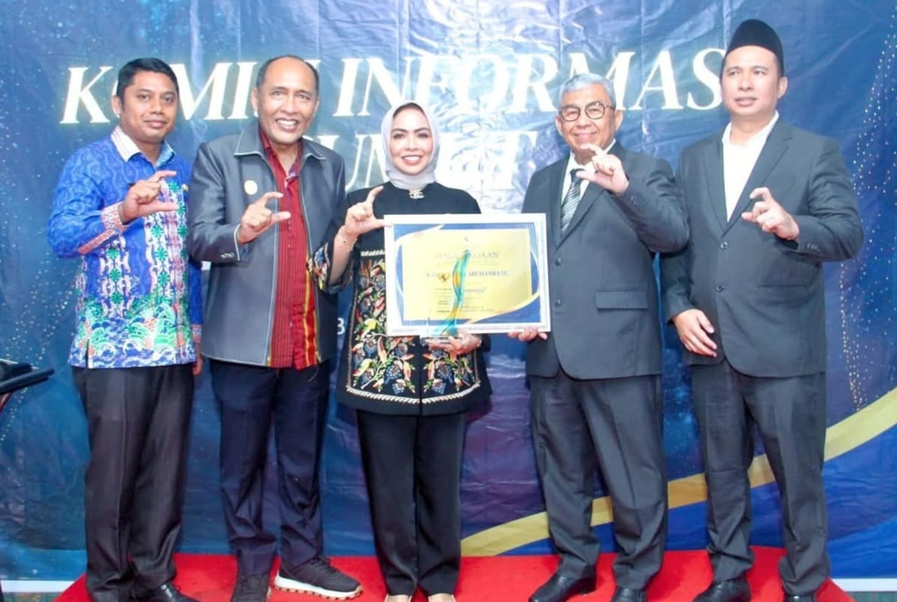 upati Labuhanbatu Maya Hasmita menerima Penghargaan Keterbukaan Informasi Publik (KIP) Award Tahun 2025 (Fajar/ Sumut Pos)