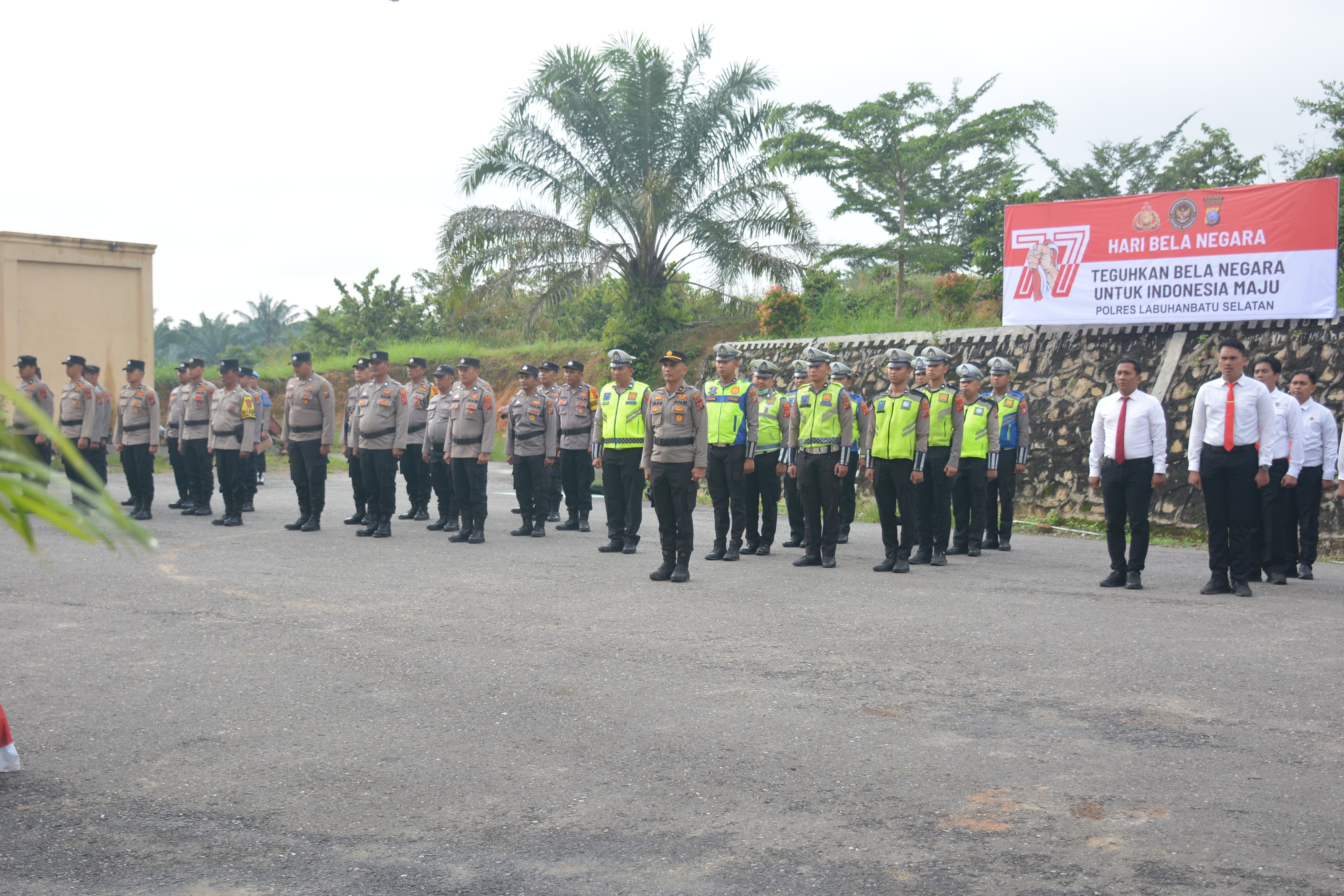 akapolres Labuhanbatu Selatan Kompol Ramsen Samosir, S.H., M.H.,memimpin apel pada peringatan Hari Bela Negara ke-77. (Khairuddin/Sumut Pos)