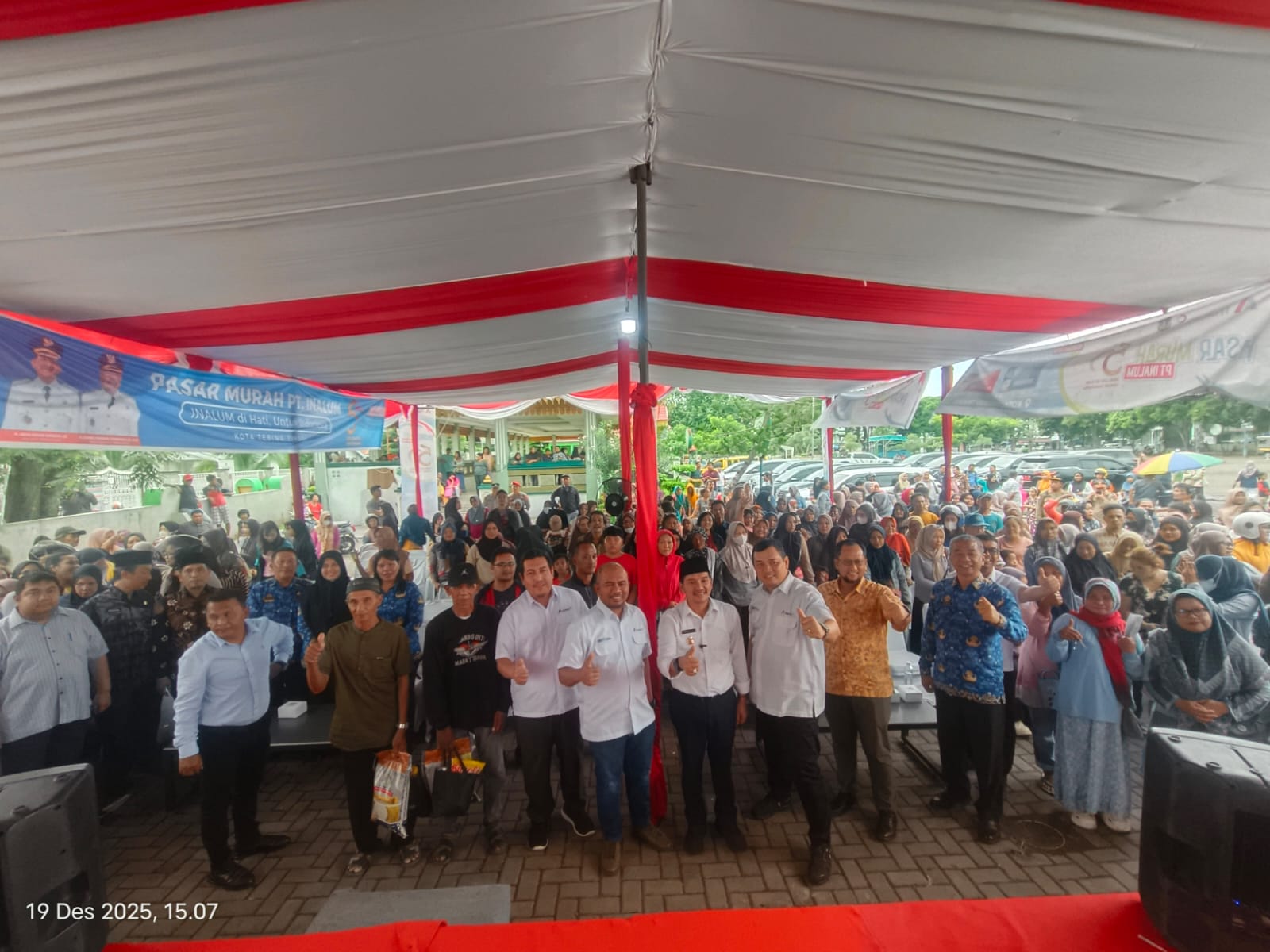 Wali Kota Tebingtinggi  Iman Irdian Saragih bersama jajaran PT INALUM foto bersama masyarakat usai pembukaan Pasar Murah PT Inalum. (azzanuari Purba/Sumut Pos)