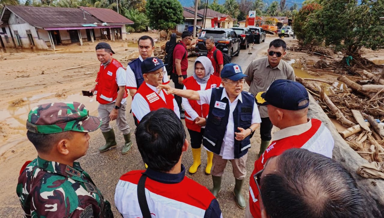 TAPTENG-SIBOLGA: Prof. Dr. H. Bahdin Nur Tanjung, M.M (kiri) mendampingi Jusuf Kalla meninjau pemulihan bencana Tapteng-Sibolga. (Istimewa/Sumut Pos)