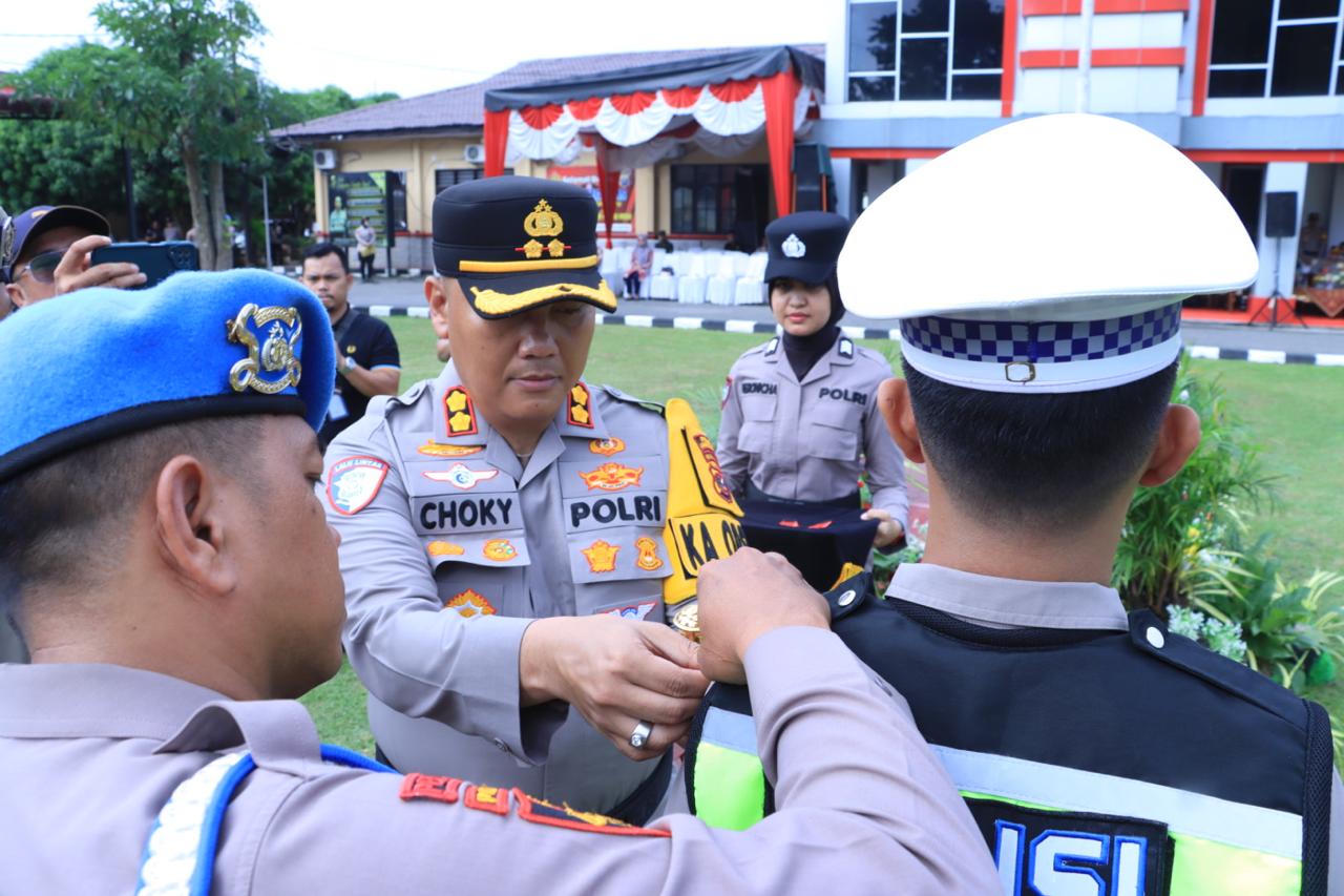 Kapolres Labuhanbatu memimpin Apel Gelar Pasukan Operasi Kepolisian Terpusat &ldquo;Lilin Toba 2025&rdquo; dalam rangka pengamanan perayaan Natal 2025 dan Tahun Baru 2026 (Fajar/ Sumut Pos)