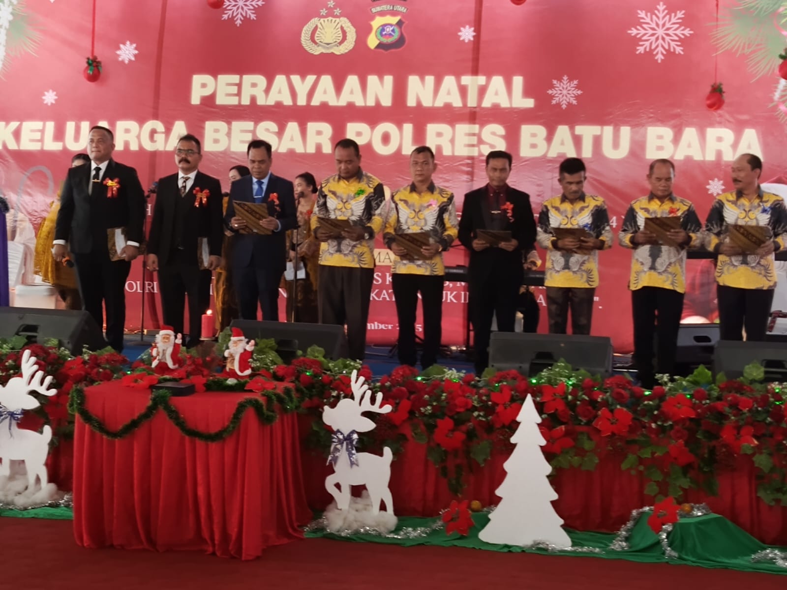 jajaran personel Polres Batubara dan Polsek beragama kristen membacakan liturgi pada Natal keluarga besar Polres Batubara. (Liberty/Sumut Pos)