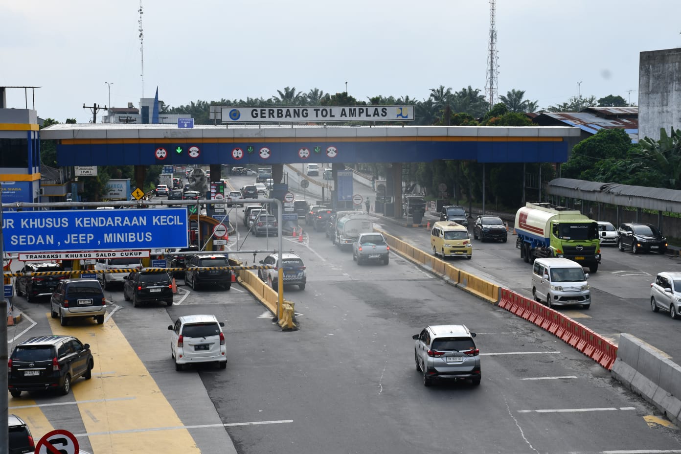 Kendaraan mulai memadati gerbang tol Amplas, Kamis (18/12/2025). (Dok Jasamarga)
