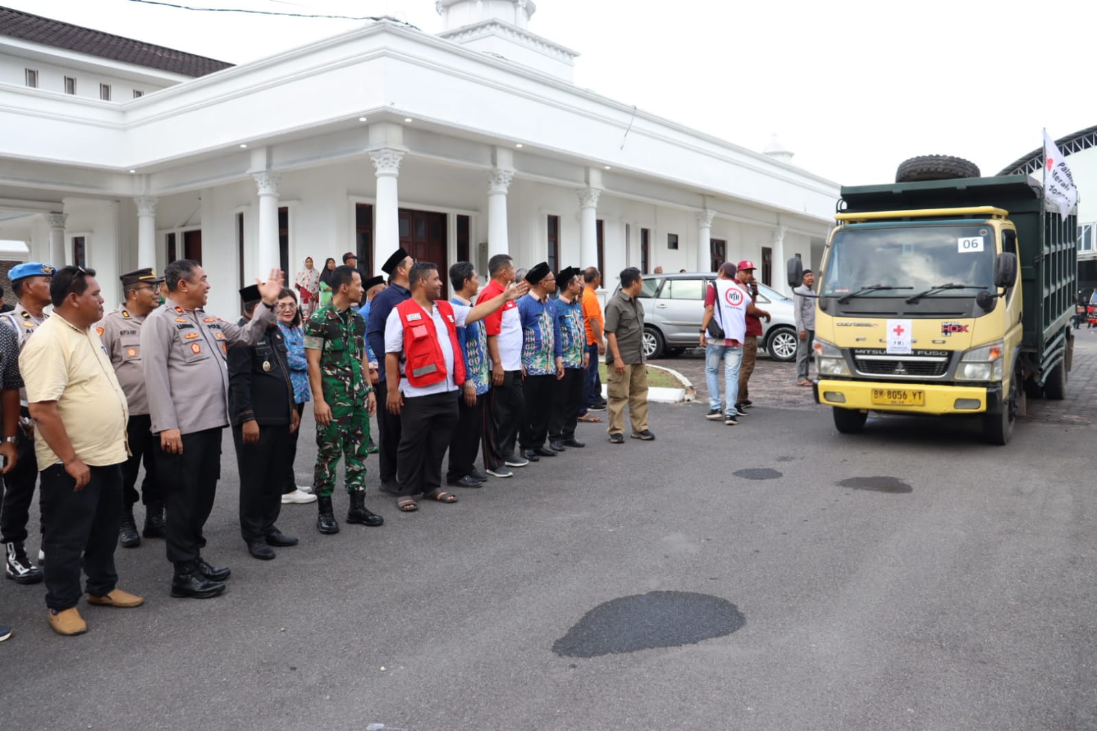 Ket poto Wakil Bupati Labuhanbatu melepas sebanyak sembilan unit truk berisi bantuan kemanusian menuju Kabupaten Aceh Tamiang, Propinsi Aceh (Fajar/Sumut Pos)