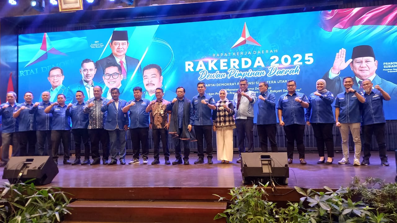 Sejumlah pengurus Partai Demokrat berfoto bersama seusai membuka Rapat Kerja Daerah (Rakerda) Demokrat Sumut di Grand Mercure Medan, Jumat (19/12/2025). (IKHSAN/SUMUT POS)