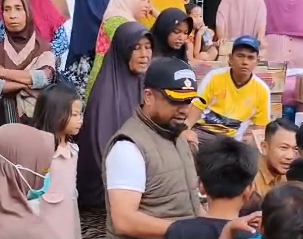 Mahfudz Y. Loethan, Sekretaris PD SATRIA Aceh, saat berada di salah satu lokasi pengungsian di Kabupaten Pidie Jaya, menyalurkan bantuan. (ISTIMEWA/SUMUT POS)