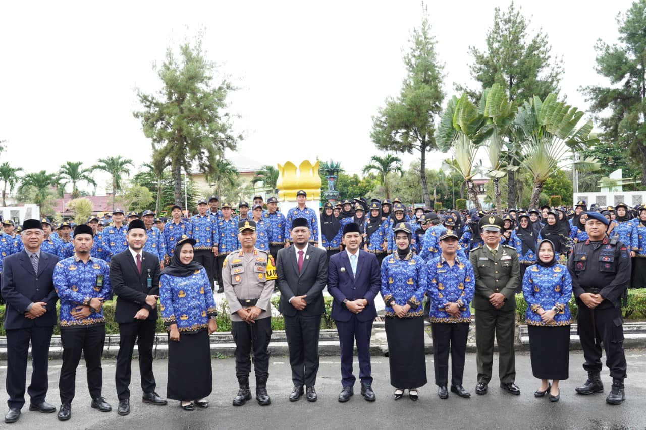 Wali Kota Tebingtinggi  Iman Irdian Saragih foto bersama unsur Forkopimda dan jajaran usai pengambilan sumpah/janji serta penyerahan SK kepada 1.070 PPPK Paruh Waktu Tahun Anggaran 2025.
