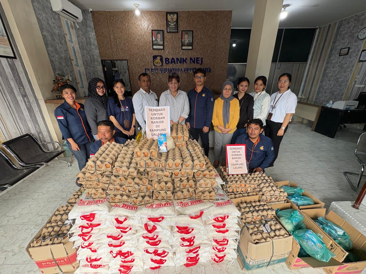 PT BPR Nusantara Ekonomi Jaya menyalurkan bantuan sembako kepada masyarakat terdampak banjir di Kelurahan Lalang, Kecamatan Sunggal, Kabupaten Deli Serdang, Jumat (19/12/2025). (ISTIMEWA/SUMUT POS)