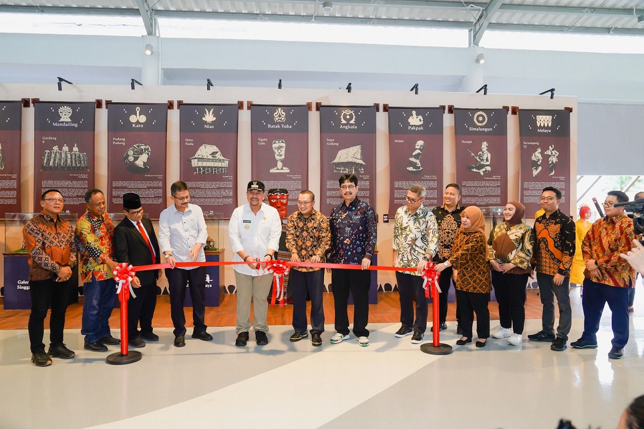 Jajaran Dewan Komisaris dan Direksi Hamawas, Bupati Batu Bara,  dan undangan lainnya saat menggunting pita soft opening Galeri  Budaya Rest Area KM 99 (foto: Hamawas)