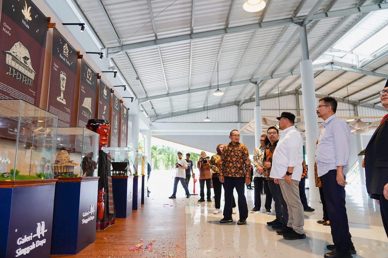 Jajaran Dewan Komisaris dan Direksi Hamawas, Bupati Batu Bara,  dan undangan lainnya saat soft opening Galeri  Budaya Rest Area KM 99 (foto: Hamawas)