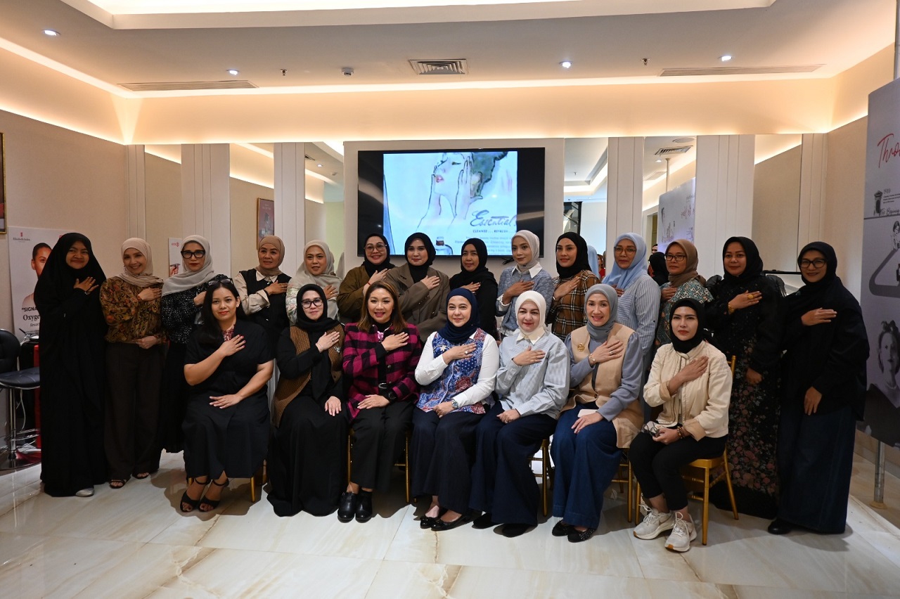 BERSAMA: Pengurus Forum Komunikasi Muslimah Indonesia dan jajaran diabadikan bersama pada acara talkshow di Sogo Lounge Atrium Deli Park Mall, Kamis (18/12). (Dokumen FKMI)