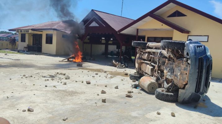 Polsek Muara Batang Gadis, Kabupaten&nbsp;Mandailingnatal (Madina) dibakar massa. (ISTIMEWA/SUMUT POS)