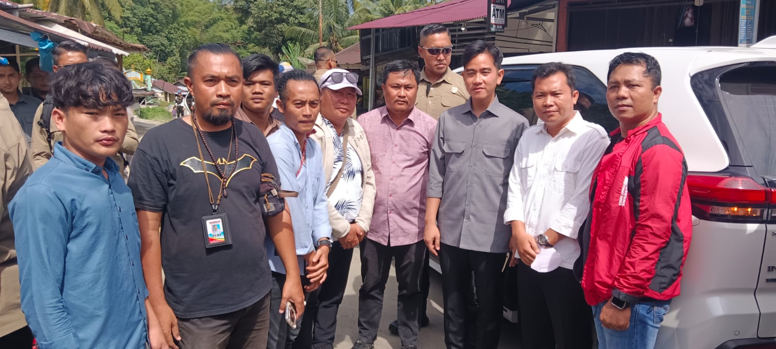 Perwakilan Aliansi Masyarakat Lintas Sektoral Nias Selatan foto bersama dengan Wakil Presiden (Wapres) RI  Gibran Rakabuming Raka.(Eurisman/Sumut Pos)