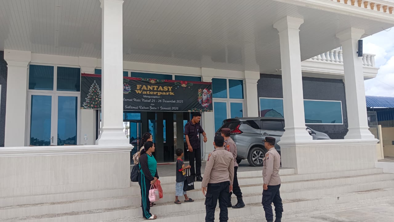 Personel Sat Binmas Polres Tebing Tinggi memberikan imbauan kamtibmas kepada para pengunjung  di kawasan Waterpark Fantasy, (azanuari/Sumut Pos)