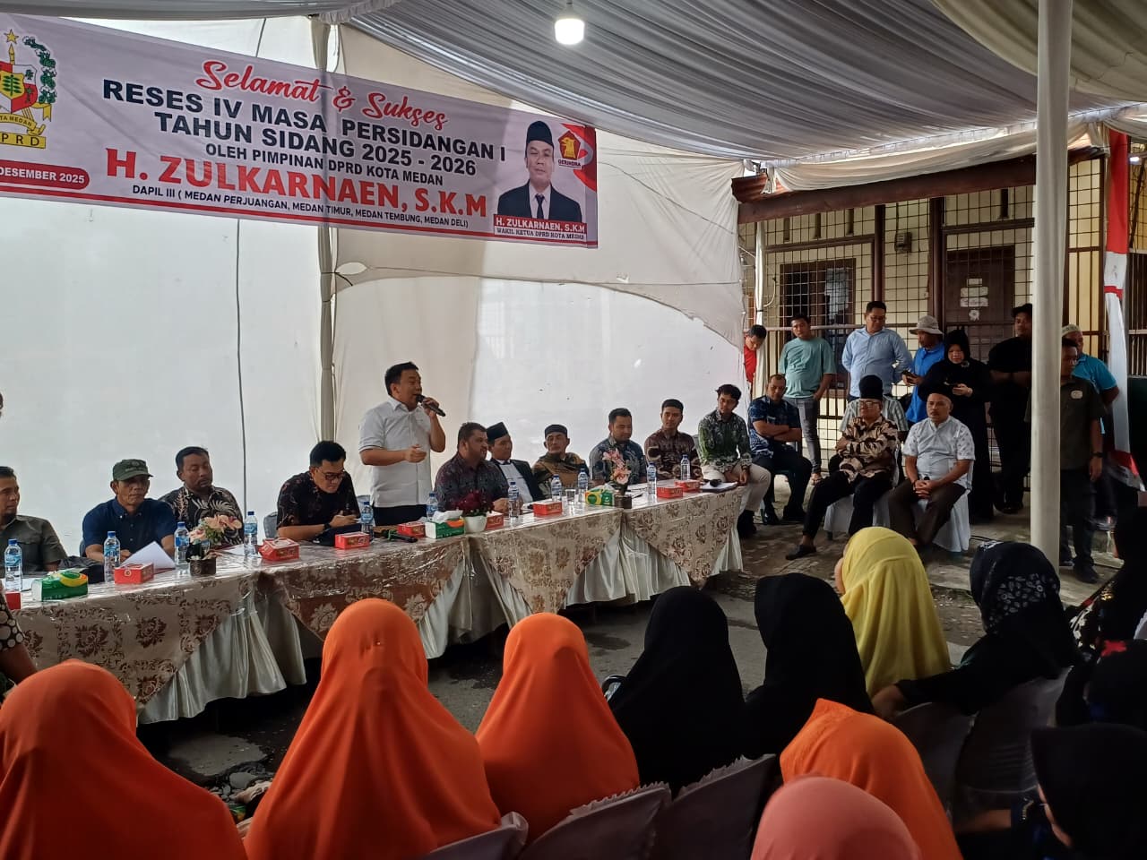 Wakil Ketua DPRD Kota Medan, H. Zulkarnaen S.K.M saat menggelar Reses di Jalan Pimpinan, Kelurahan Sei Kera Hilir I, Kecamatan Medan Perjuangan, Minggu (21/12/2025). (Markus Pasaribu/Sumut Pos)
