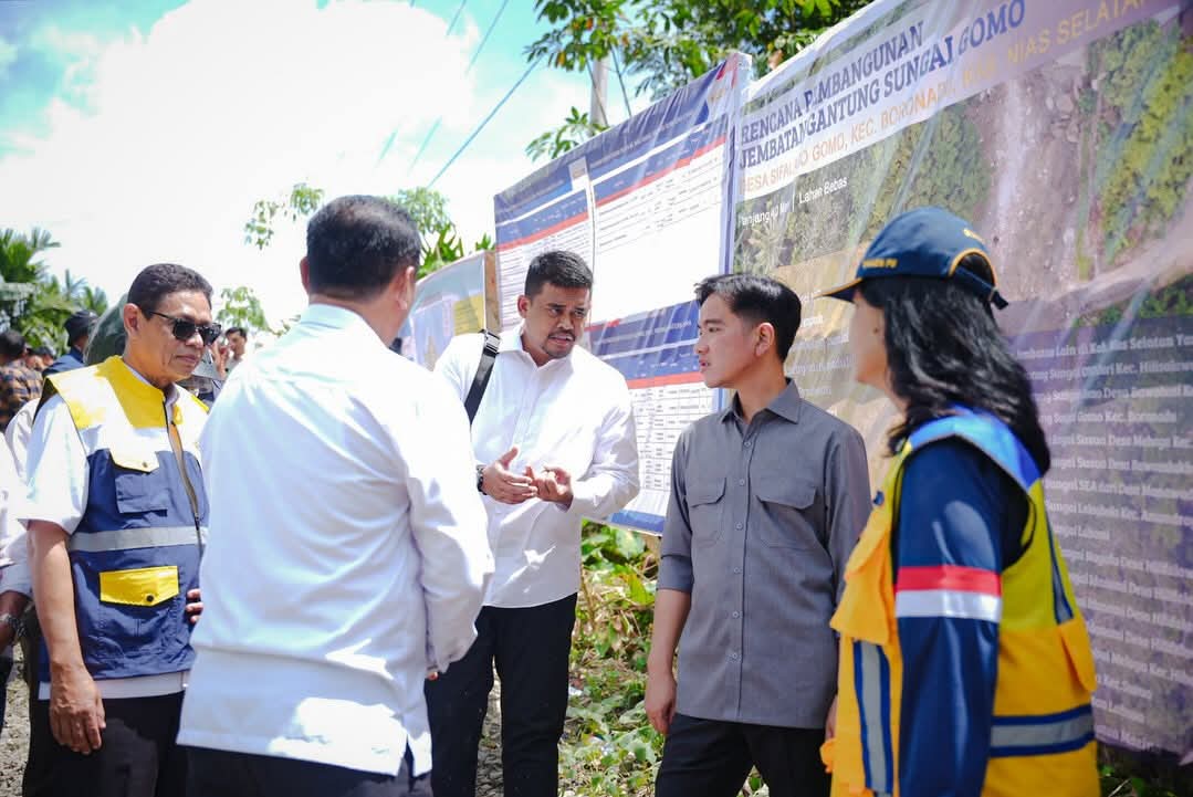 Wapres Gibran Rakabuming Raka saat meninjau pembangunan jembatan gantung di Kecamatan Boronadu, dan didampingi Gubernur Sumut, Wakil Bupati Nias Selatan. (EURISMAN/SUMUT POS)
