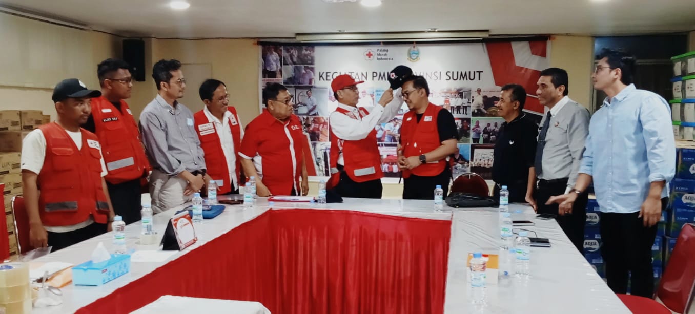 THT-KL: Tun DR. H. Rahmat Shah diwakili Dr. H. Sakhyan Asmara, MSP (kiri) memakaikan topi PMI kepada Prof. Dr. dr. Achmad Chusnul Romdhoni, Sp.T.H.T.B.K.L., Subsp.Onk.(K), FICS.