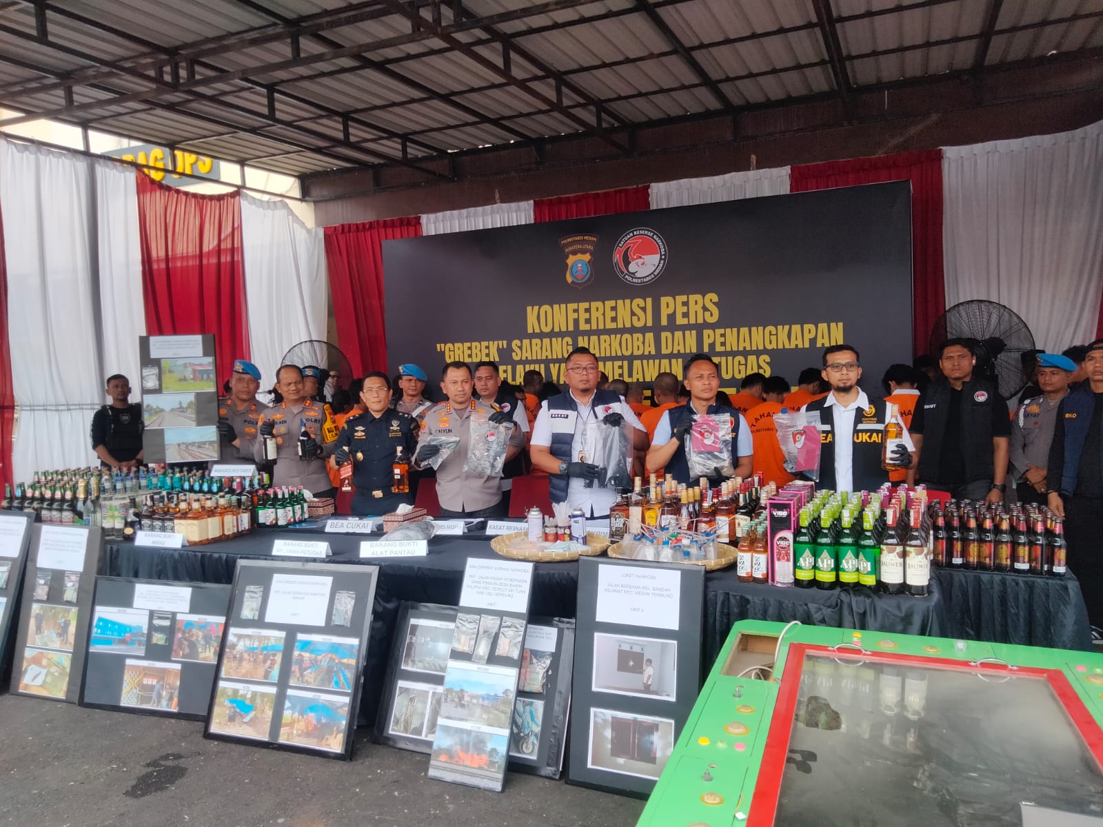 Kapolrestabes Medan Kombes Pol Jean Calvijn Simanjuntak, memaparkan pengungkapan sejumlah kasus narkoba, Sabtu (20/12). (GUSMAN/SUMUT POS)
