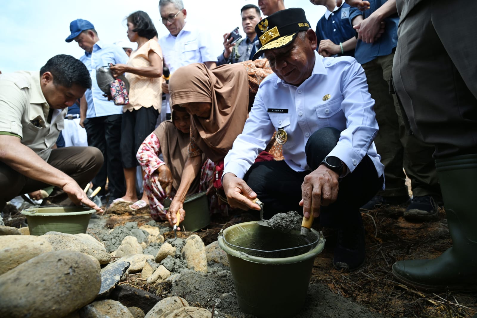 Surya   bersama Menteri Perumahan dan Kawasan Permukiman (PKP) Maruarar Sirait (Ara), Mendari Tito Karnavian groundbreking huntap Tapteng dan Taput. (ISTIMEWA/SUMUT POS)