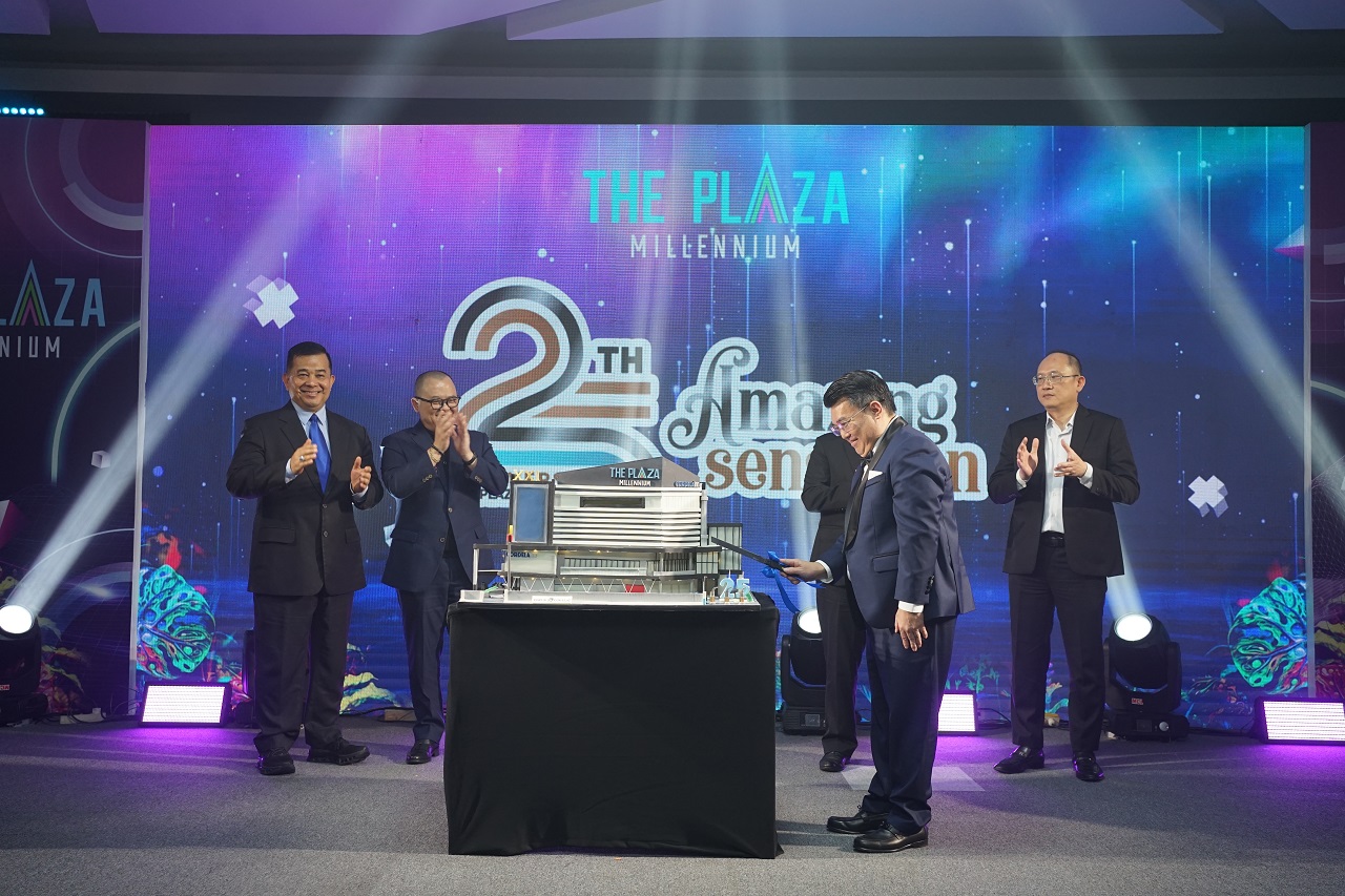 President Director Alfaland Group Hanto Djoko Susanto memotong kue ulang tahun pada malam puncak perayaan Hari Ulang Tahun ke-25 The Plaza Millennium pada (18/12/2025). (Foto : The Plaza Millennium)