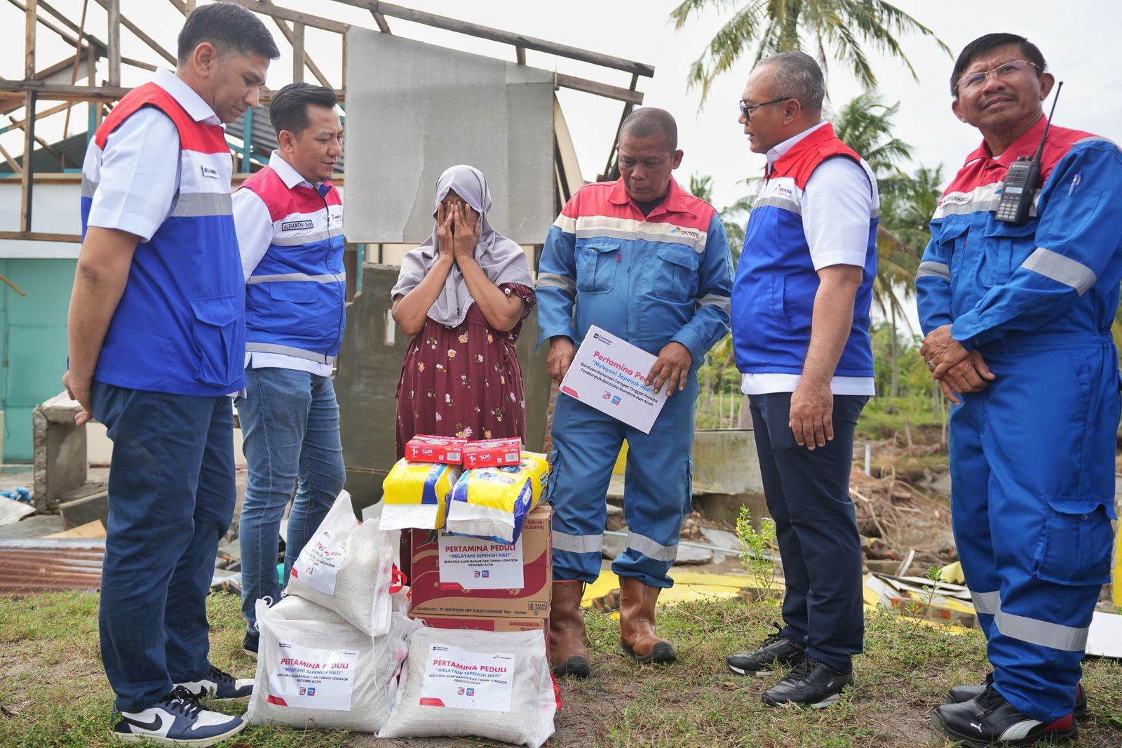 BANTUAN: Jajaran direksi PGN meninjau lokasi bencana di Aceh sekaligus memimpin penyerahan bantuan logistik untuk memenuhi kebutuhan pokok masyarakat yang terdampak bencana (15/12). (Dok: PGN)