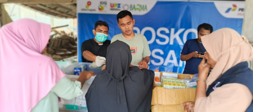 LAYANI: Tenaga medis melayani masyarakat yang berobat di Posko Kesehatan Pertamina EP Rantau Field di Rumah Kreatif Tamiang, Jalan Medan-Banda Aceh, Karang Baru, Aceh Tamiang. (Dok: Pertamina EP)